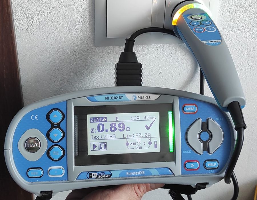 Revizní technik při měření zásuvky přístrojem Metrel